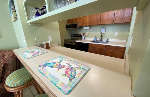 Maalaea Condominio | Makani A Kai B5 Ocean Front condo 10 yards from private beach access.