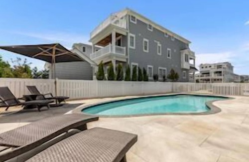Avalon Casa | MAKE MEMORIES IN THIS NEWLY RENOVATED BEACH BLOCK HOME WITH HEATED POOL AND A ï¿½PEEKï¿½ OF THE ATLANTIC!