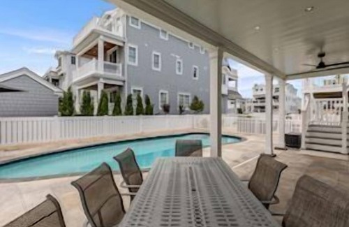 Avalon Casa | MAKE MEMORIES IN THIS NEWLY RENOVATED BEACH BLOCK HOME WITH HEATED POOL AND A ï¿½PEEKï¿½ OF THE ATLANTIC!