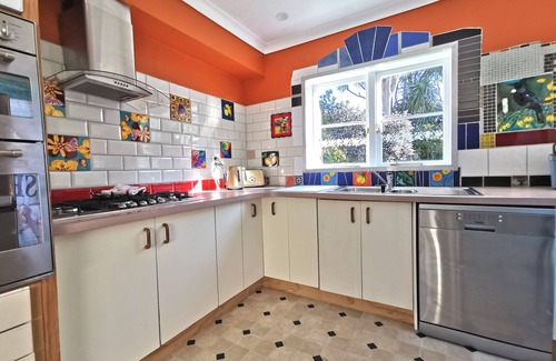 Waimarama Apartamento | Make memories in this artists quarters. Blue mosaic place - start to explore HB.