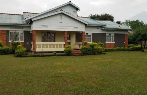 Kisoro Casa | Make memories with the fam: Perfect vacation home. walking to top attraction.