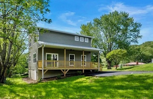 Canton Casa | Make Your Colorful Fall Memories in Lovely Canton, NC - Minutes from Asheville.