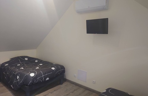 Chilleurs-aux-Bois Casa | Make yourself at home! Quiet, functional accommodation, sports and games area.