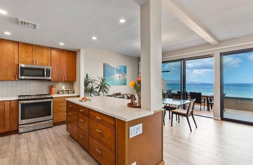 Wailea Condominio | Makena Surf B202 - Beachfront Platinum Condo; Gorgeous Ocean & Crater Views.