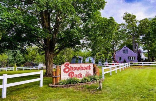 Chesaning Casa | Making The Best Memories Along The Way! Free Parking, Pets Are Welcome!