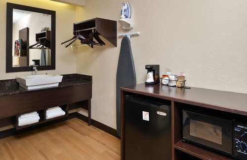 Secaucus Casa | Making The Best Memories Along The Way! Free Parking, Budget-friendly Property