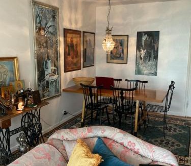 Tampere Casa | Makuuhuone retrohenkisessä taiteilijakodissa - Tampere Kaleva