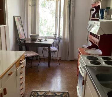 Tampere Casa | Makuuhuone retrohenkisessä taiteilijakodissa - Tampere Kaleva