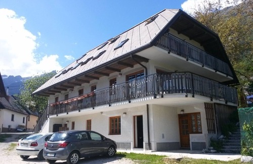 Bovec Chalet De Esquí | Mala Vas Chalet en Bovec es un espacioso apartamento de 6 habitaciones con capacidad para 12 personas.