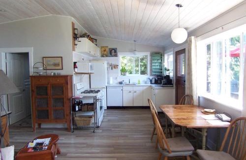 Powell River Casa | Malaspina Strait Cottage