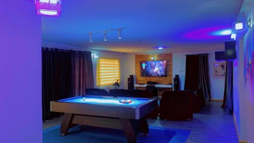Ikeja Apartamento | Maleek's Apartment, Ikeja "Shared 2 Bedroom Apt, Or Take both rooms, with individual private baths"