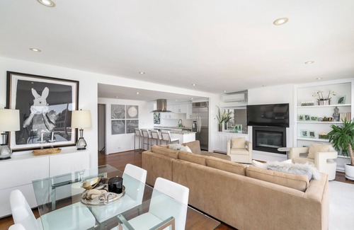 Eastern Malibu Condominio | Malibu 2-bedroom designer furnished condo with AC. Central to everything!