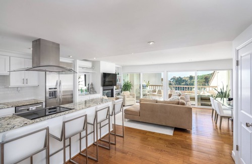 Eastern Malibu Condominio | Malibu 2-bedroom designer furnished condo with AC. Central to everything!
