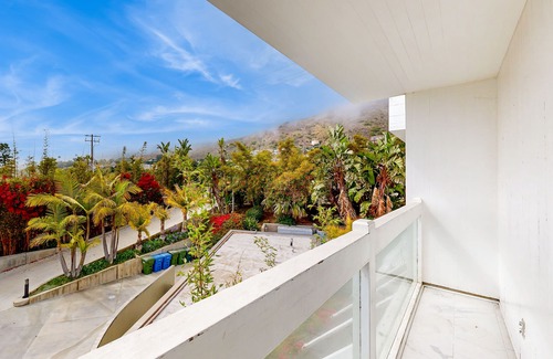 Malibu Casa | Malibu Miles Beach Estate | Zen Oceanfront Masterpiece | Chefs Kitchen