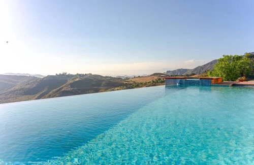 Malibu Casa | Beautiful Malibu Home with Incredible Ocean and Mountain views