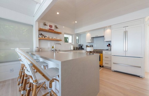 Central Malibu Casa | Malibu Rd Ocean Front Dry Sandy Beach House + Estudio, 2 cocinas, Jacuzzi