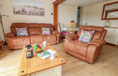 Yetminster Cabaña | MALLOWS BYRE, with a garden in Yetminster