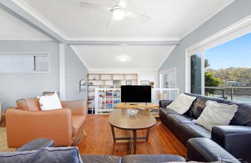 Malua Bay Casa | Malua Bay Waterfront Pet Friendly Cottage with WiFi