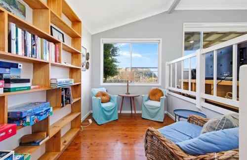 Malua Bay Casa | Malua Bay Waterfront Pet Friendly Cottage with WiFi