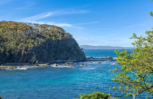 Malua Bay Casa | Malua Bay Waterfront Pet Friendly Cottage with WiFi