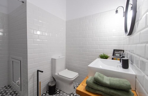 Aigio Apartamento | Malvina's Dream 2. Lower Ground Renovated Getaway