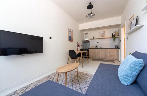 Aigio Apartamento | Malvina's Dream 2. Lower Ground Renovated Getaway