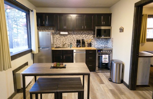 Branson Cabina | Mama Bear Cabin 2 - Community pool and hottub.