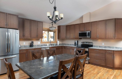 Valemount Casa | Mama Bear - Tres Habitaciones Casa, Capacidad 10