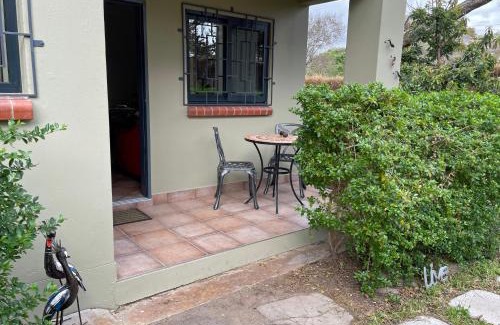 Lusaka Casa | Mama Tembo Cheza 01
