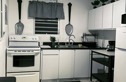 Sabana Abajo Casa | Mami's Corner in Carolina with WiFi, AC, Near Airport, Beaches, Malls and more