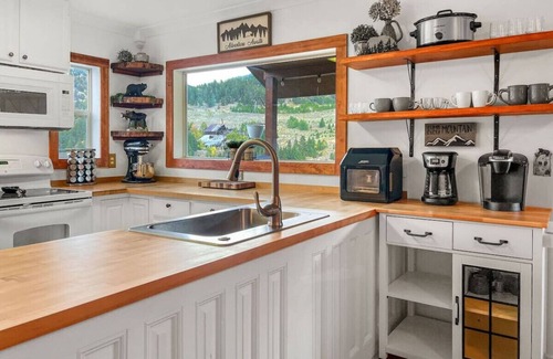 Jardine Casa | 'Mammoth Overlook of Yellowstone' Mountain Views! Near North Entrance!