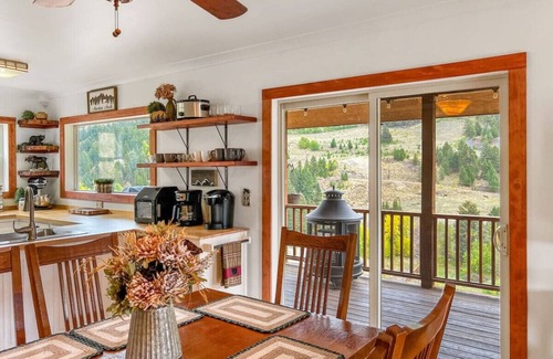 Jardine Casa | 'Mammoth Overlook of Yellowstone' Mountain Views! Near North Entrance!