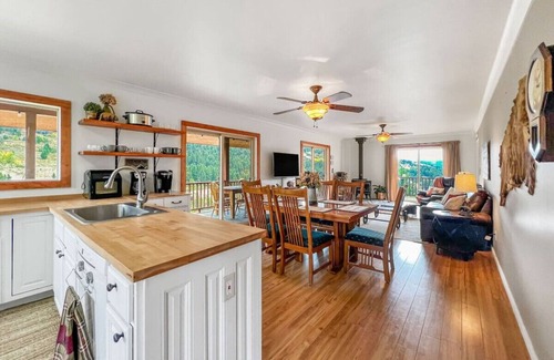 Jardine Casa | 'Mammoth Overlook of Yellowstone' Mountain Views! Near North Entrance!