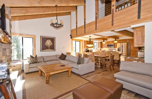 Mammoth Lakes Condominio | El mejor lujo en el pueblo, la mejor ubicación. Ideal para grupos grandes y familias.