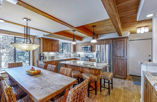 Mammoth Lakes Condominio | El mejor lujo en el pueblo, la mejor ubicación. Ideal para grupos grandes y familias.