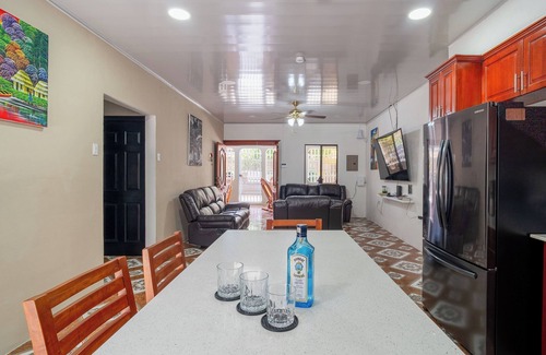 Managua Casa | Managua, Newly Renovated, 5 Bedrooms 9 Beds, AC, Wifi, washer, dryer.