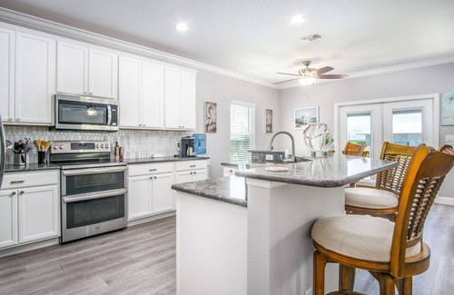 Big Pine Key Casa | Manatee Watch | Gorgeous pool, 5 bedrooms, easy ocean access on Big Pine Key