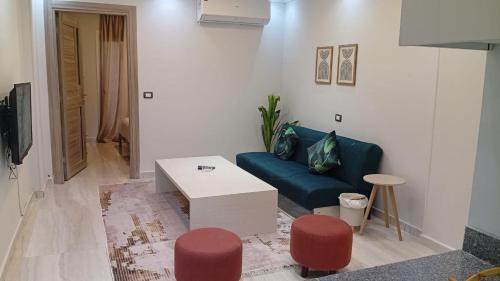 Al Alamayn Apartamento | Manazil hospitality - Open View 1BR in Porto Golf Marina - 704