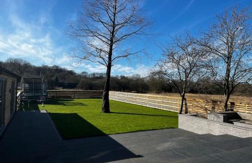Offerton Casa | Manchester Luxury Country House Close To The City With Hot Tub & BBQ Fire Pit.