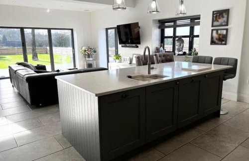 Offerton Casa | Manchester Luxury Country House Close To The City With Hot Tub & BBQ Fire Pit.
