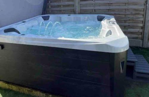 Offerton Casa | Manchester Luxury Country House Close To The City With Hot Tub & BBQ Fire Pit.