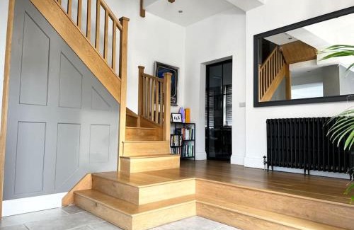 Offerton Casa | Manchester Luxury Country House Close To The City With Hot Tub & BBQ Fire Pit.