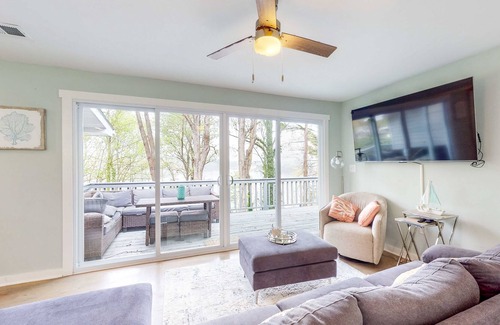 Gainesville Casa | Mandalay Lake Lanier Getaway- Waterfront Retreat
