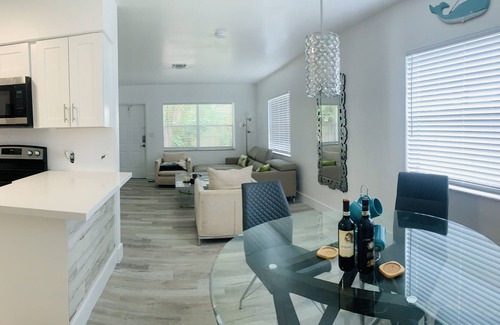 Central Oakland Park Apartamento | Mango#2 2 bed, 1 full Bathroom, minutes to beaches, restaurants