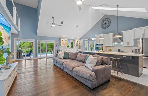 Tequesta Casa | Mangrove Cove - Waterfront on the Lox! Heated Pool, Putt-Putt, Kayaks