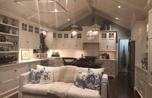Port Washington Casa | Manhasset Bay Waterfront Cottage. Fácil viaje diario a Nueva York y un entorno tranquilo y pacífico