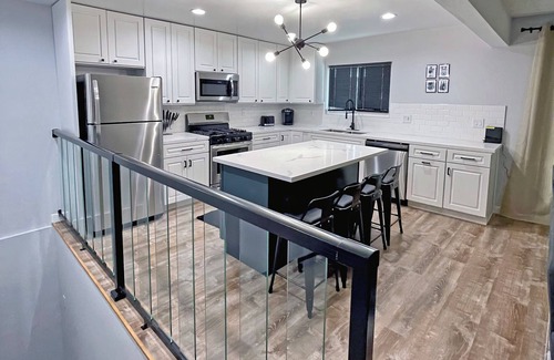 Hill Section Condominio | MANHATTAN BEACH, CA walk to beach, pier, shops & restaurants.