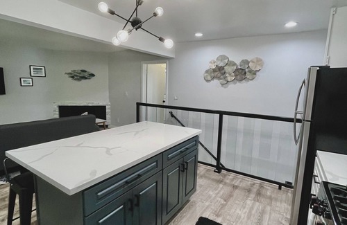 Hill Section Condominio | MANHATTAN BEACH, CA walk to beach, pier, shops & restaurants.