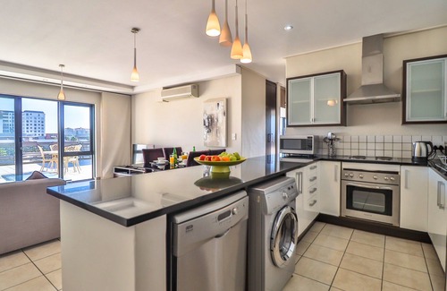 Century City Apartamento | Manhattan Towers 506 by CTHA