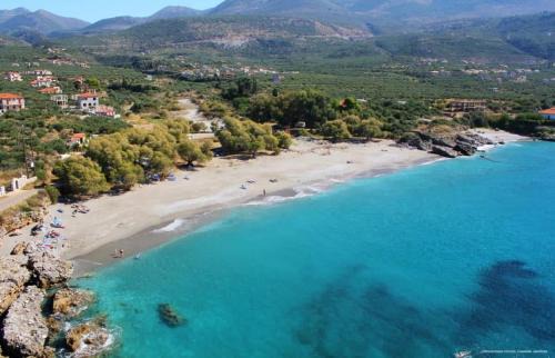 Riglia Casa | Mani's Aura Seaside - Paradise Villa With Garden